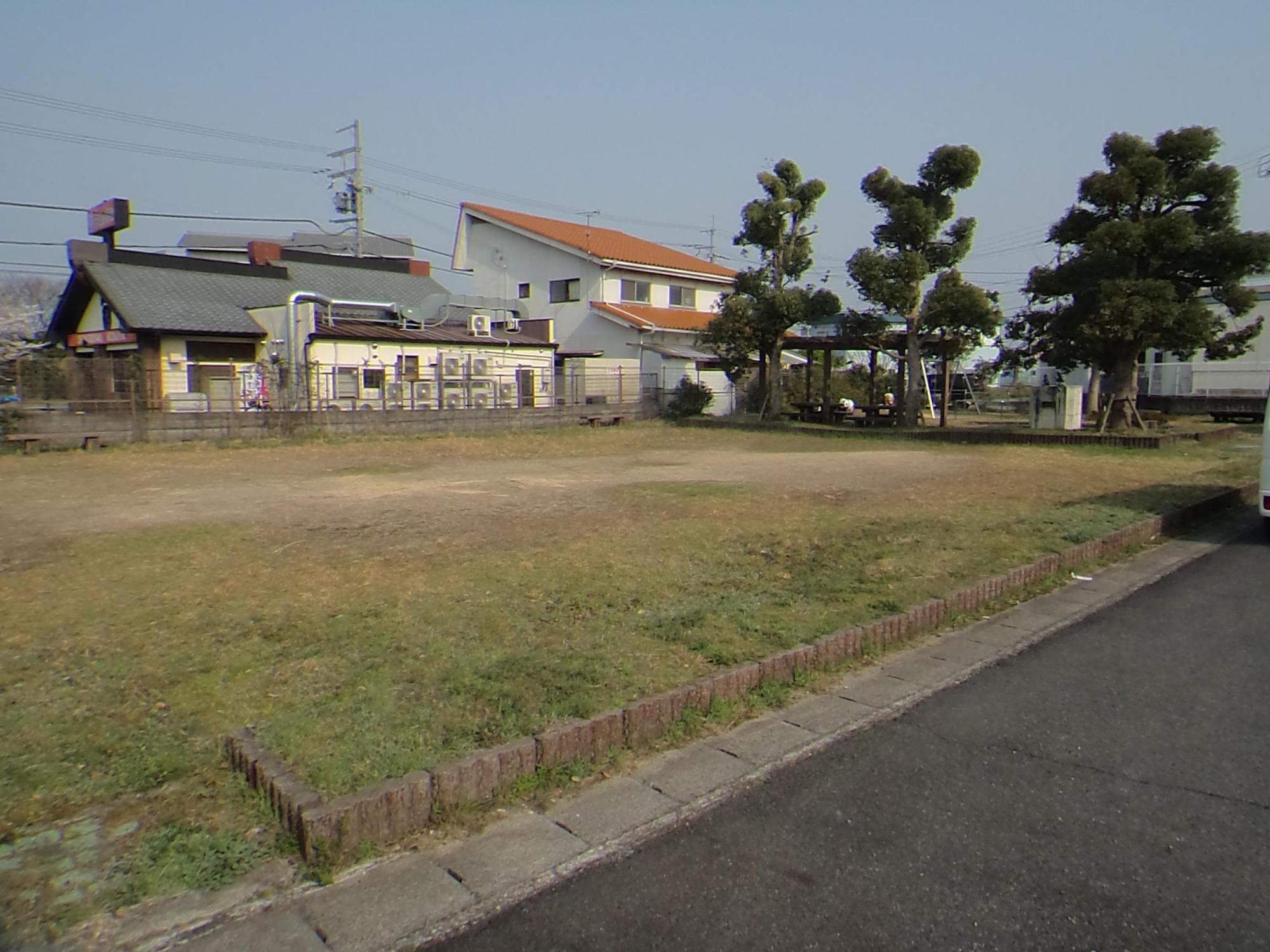 住宅地の中にある、芝生が茂った蟻尾街区公園の写真