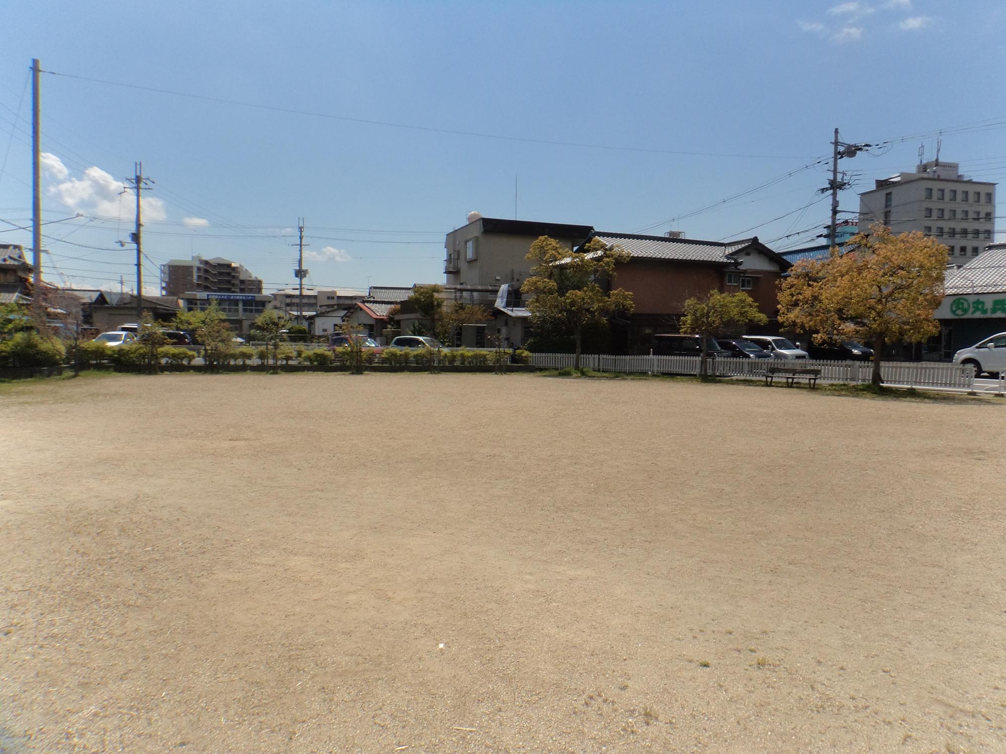 広々としたグラウンドの駅南第4児童公園の写真