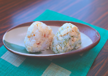 サラダチキンとチーズのおにぎり 梅と青のり
