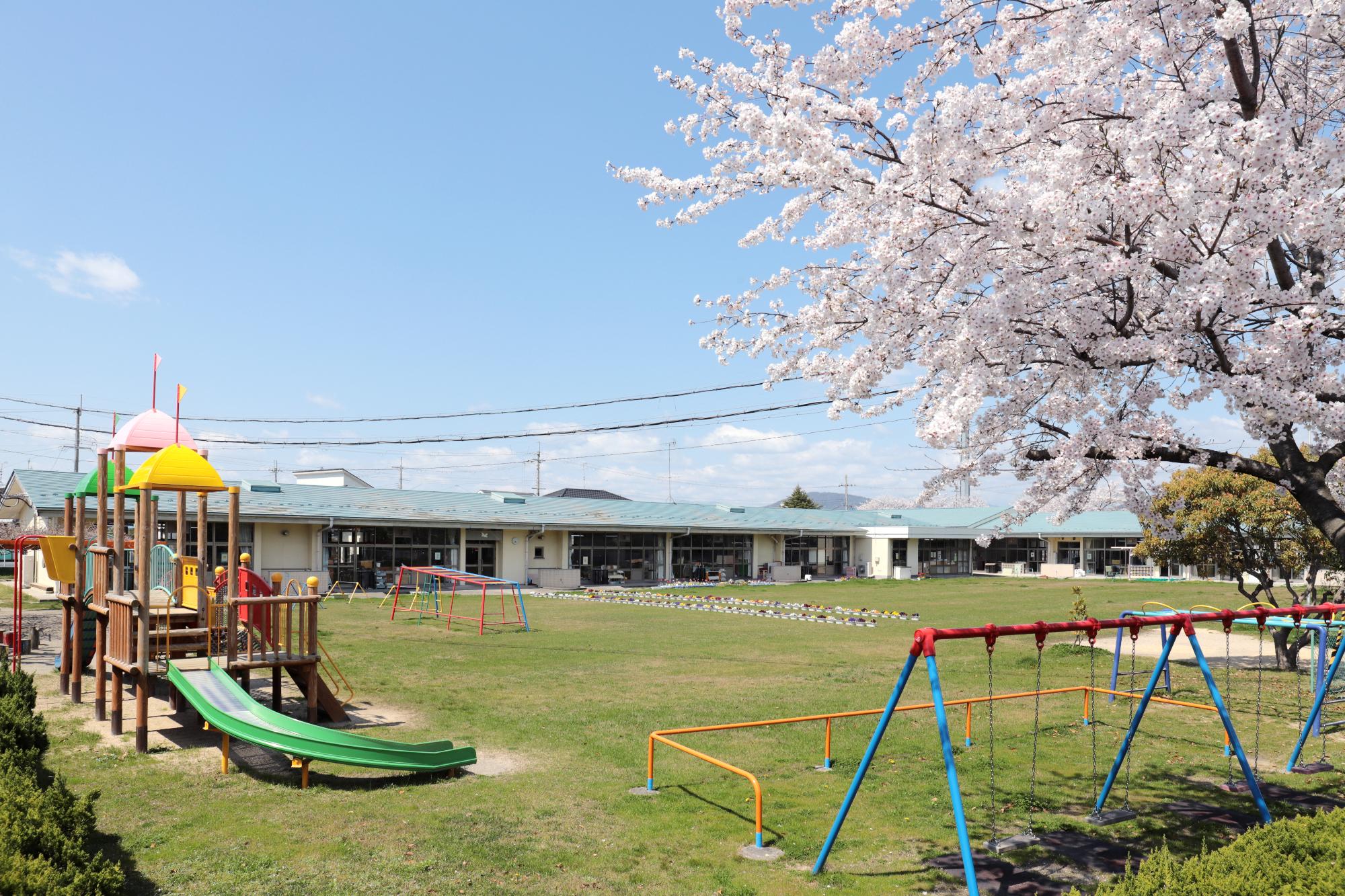 園庭から撮影された安土幼稚園の外観の写真