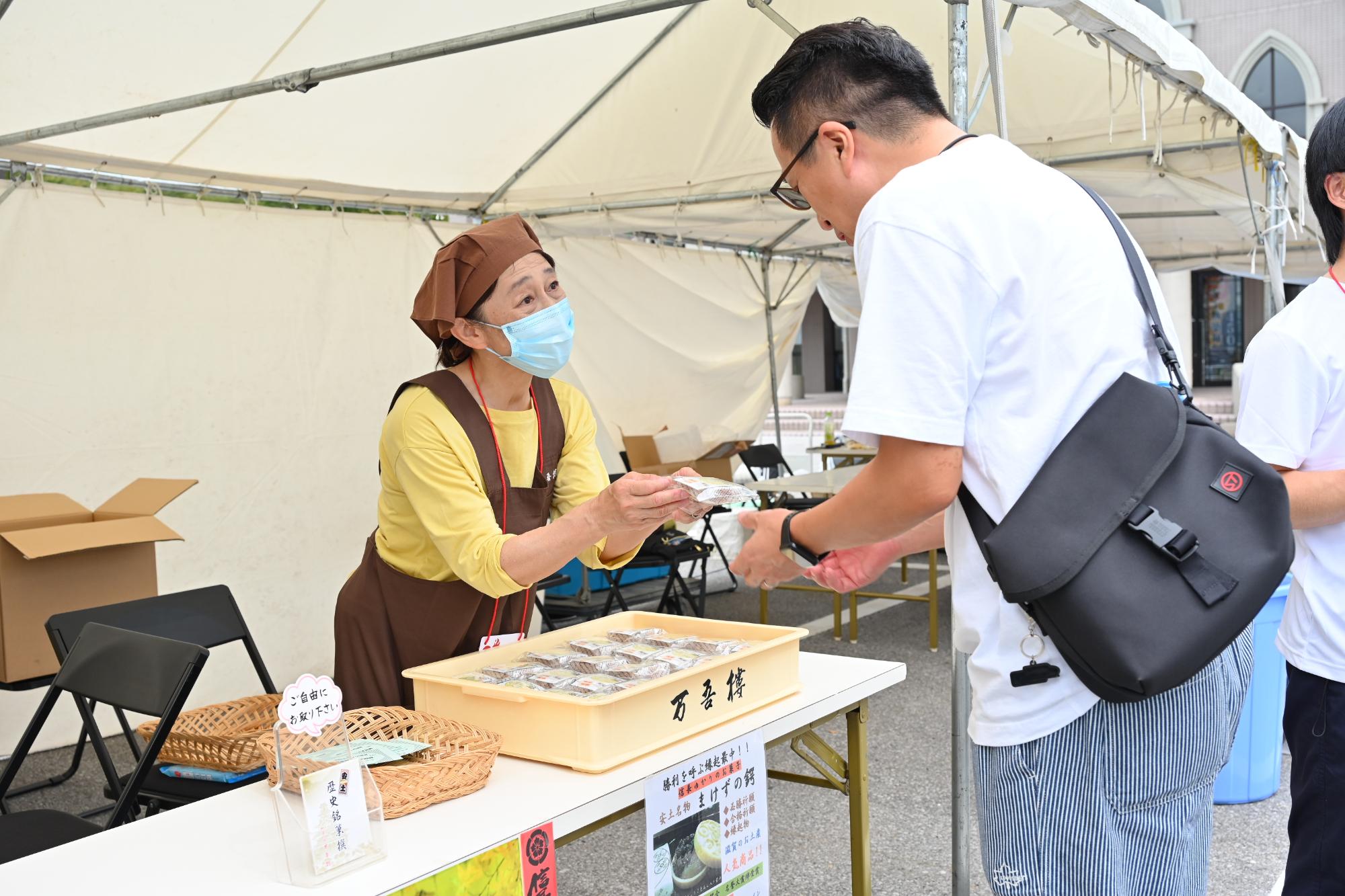 まけずの鍔(和菓子)ふるまいの様子