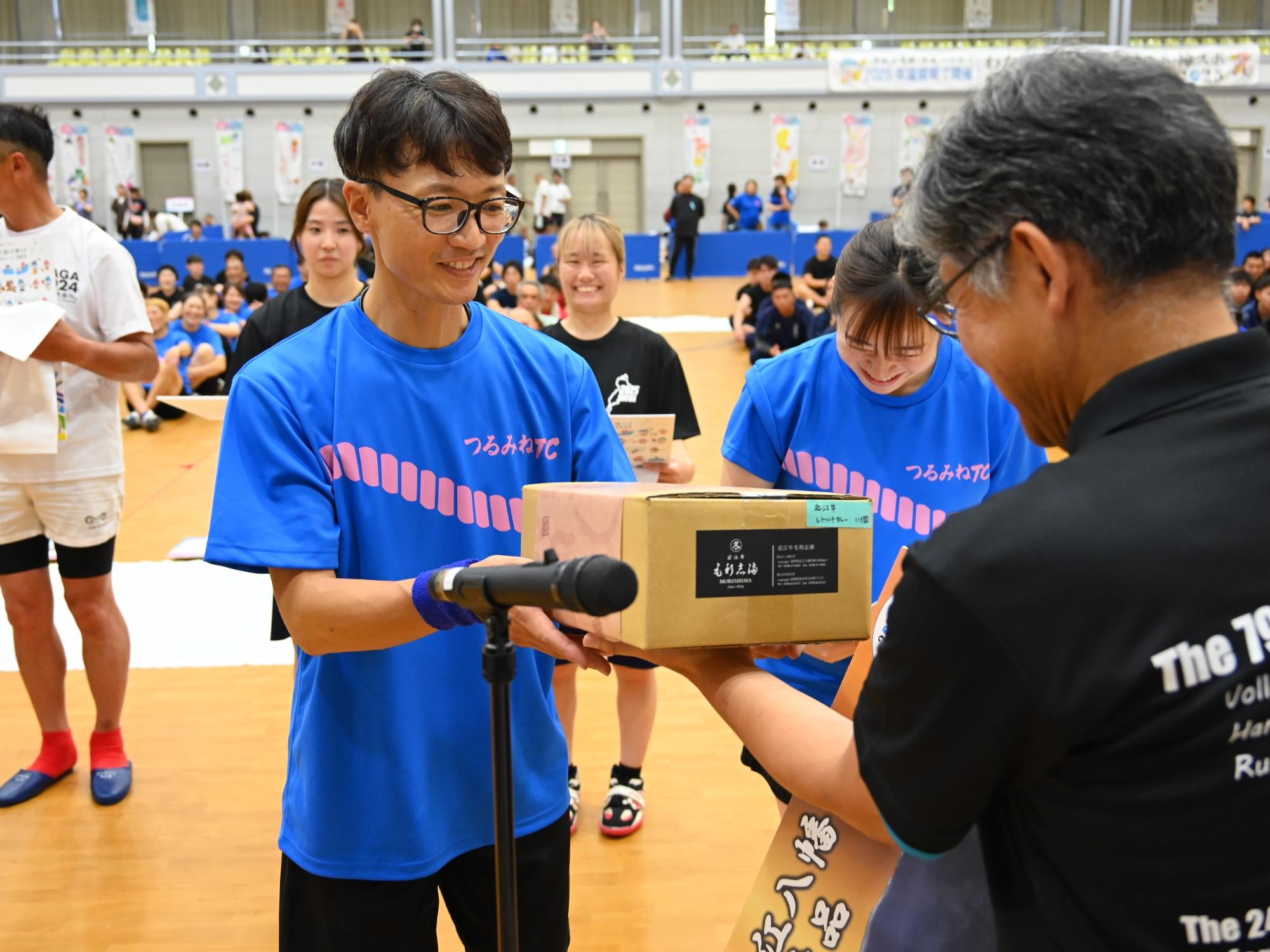 近江牛関連商品の贈呈の様子