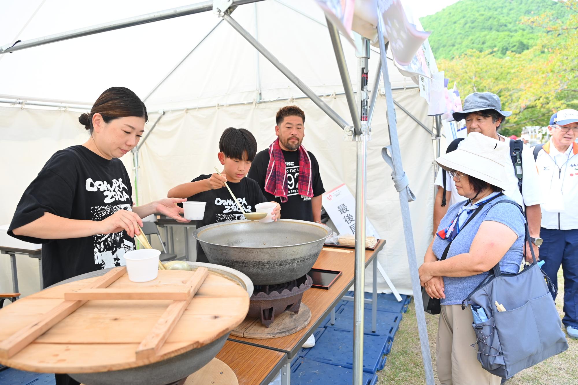 びわ湖産しじみ汁ふるまいの様子